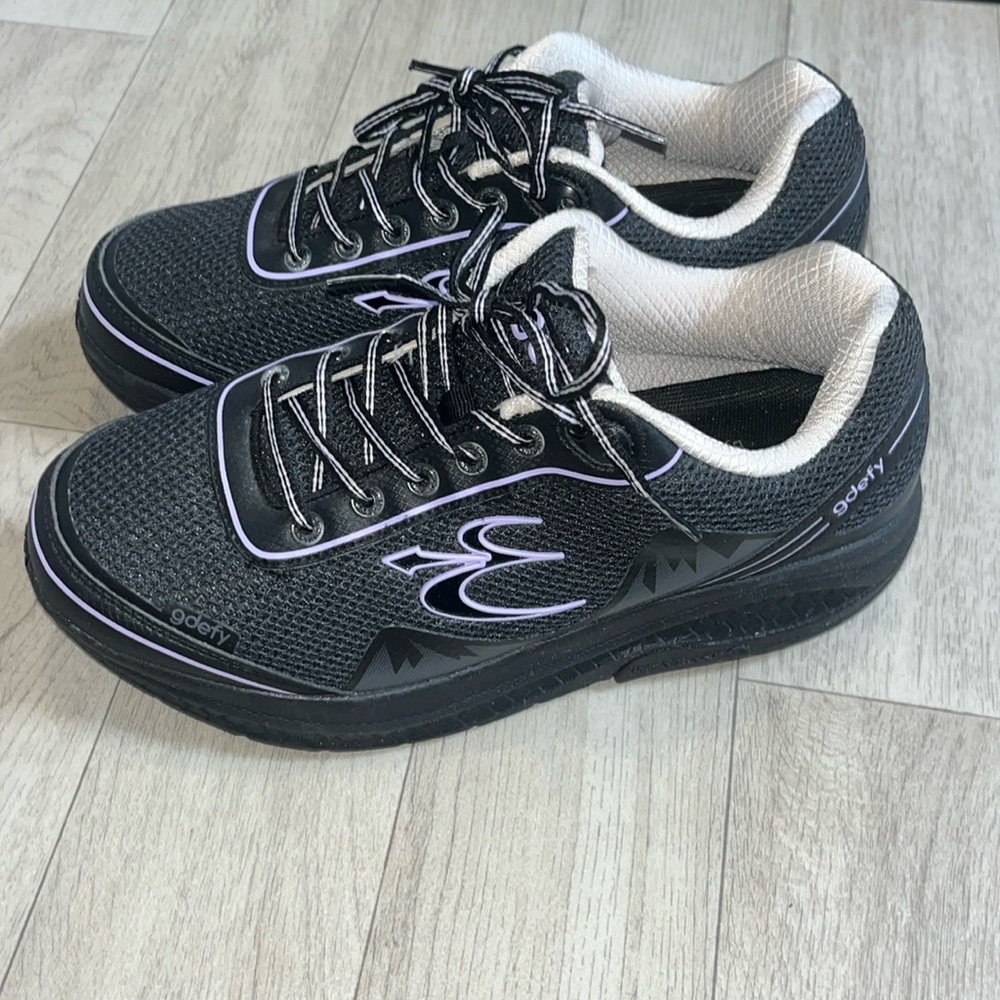 GDEFY Women’s Athletic Walking Shoe SZ 9